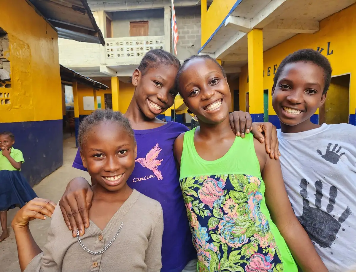 Cuatro niñas sonrientes en el patio de la escuela de Kingsville