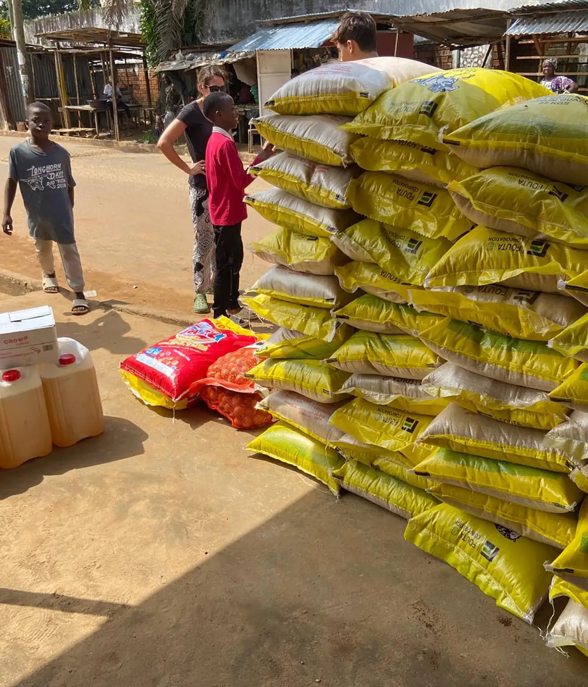 Sacos de arroz apilados, comprados para el orfanato con las donaciones